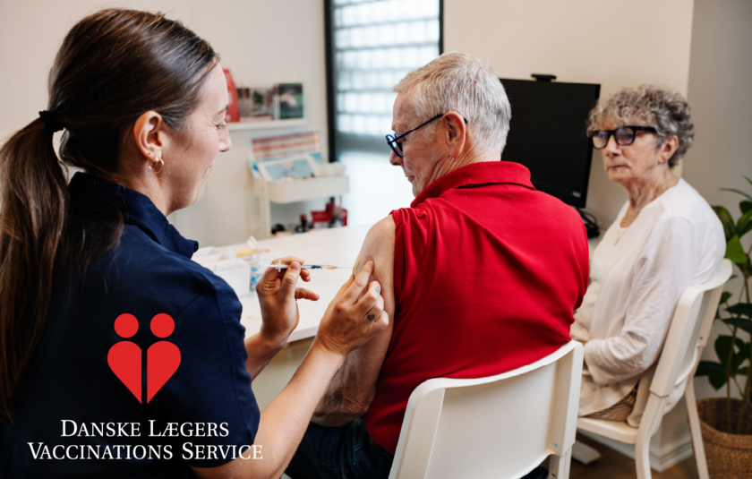 Ældre ægtepar får vaccine hos Danske Lægers Vaccinations Service