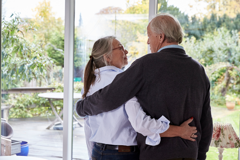 Inger 69 år (2016), Gerhardt 74 år (2016), par, parforhold, nærvær, kram, pårørende