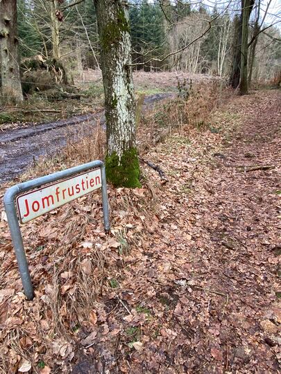 Jomfrustien nær Nørrehald Femmøller strand