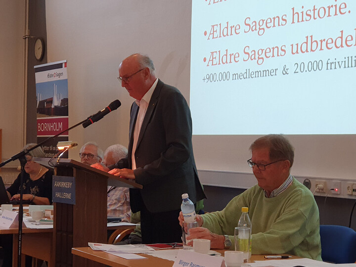Formanden for Ældre Sagen Bornholm, Birger Rasmussen, berettede om (corona)året, som var gået.  (Foto: Jens Aagesen).