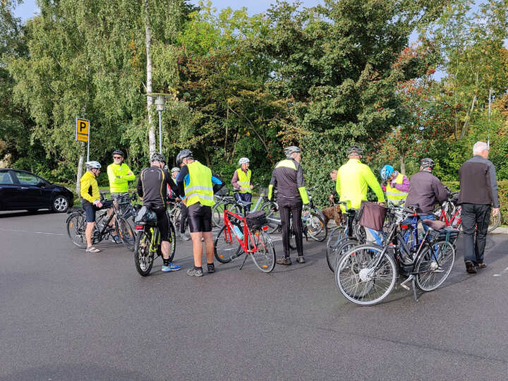 Cykelgrupperne fra Rønne og Nexø samles ved Nettos parkeringsplads i Nexø (foto: Kørvel).