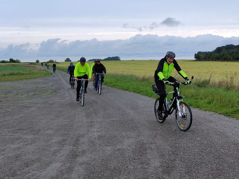 De gæve cyklister ankommer til Ringborgen (foto: Kørvel)
