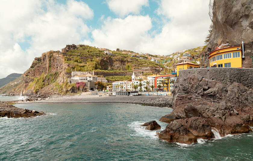 Den maleriske kystby Ponta do Sol på sydkysten af Madeira, Portugal.
