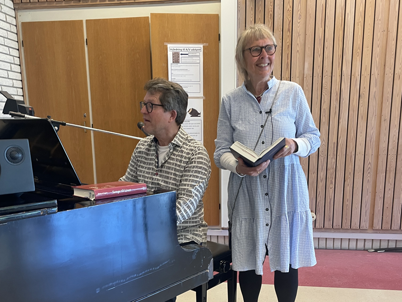 Lillian Hjorth-Westh med Joel Pepke Andersen som akkompagnatør til de mange sange