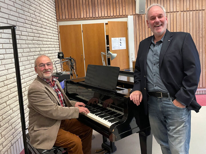 Carsten Lund og Jørgen Riis med Månedens Musik. (Foto: Margrit Skott).