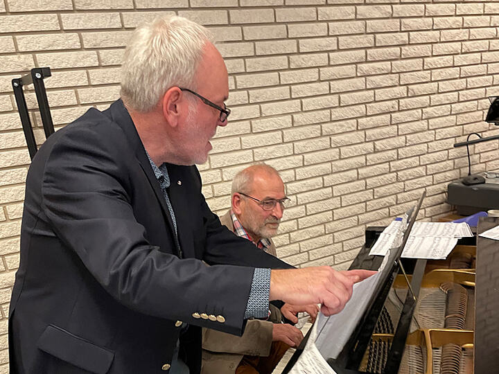 Carsten Lund og Jørgen Riis i fuld gang med at finde melodien. (Foto: Margrit Skott).