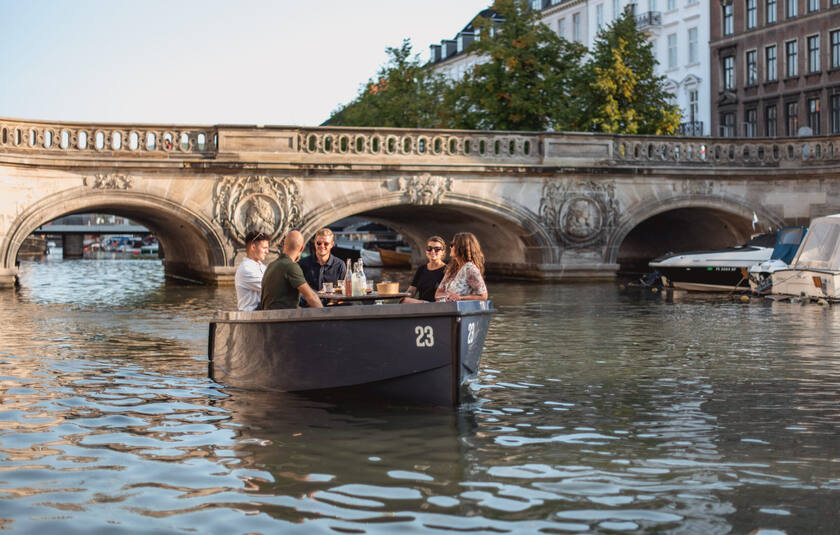 Gruppe sejlende i Københavns kanaler med GoBoat