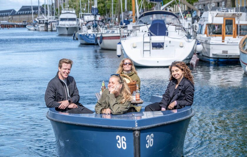 Vennegruppe ude og sejle på GoBoat i København