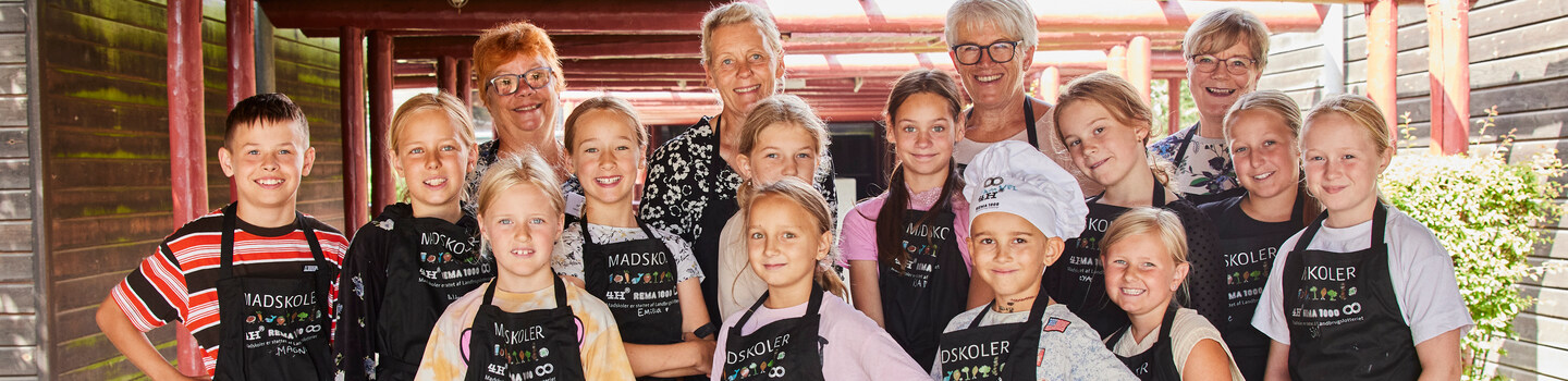 billeder af b%C3%83%C2%B8rn, der laver mad med frivillige p%C3%83%C2%A5 madskoler 