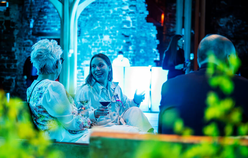 Mennesker der hygger med et glas vin på Koldinghus i Kolding