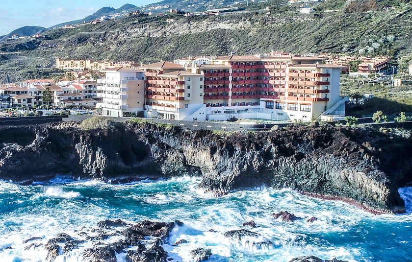Hotel på La Palma ved klippekyst og hav.
