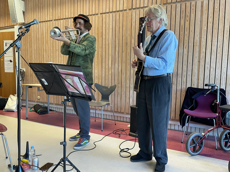 Hat & Briller skabte stemning med jazz og fortællinger i Ældre Sagens Månedens Musik. (Foto: Margrit Skott).