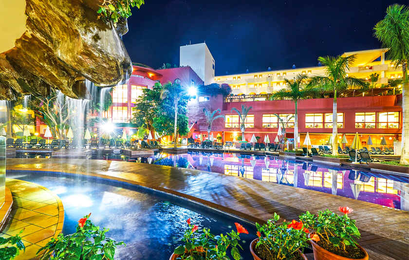 Poolområde på Hotel Best Jacaranda på Tenerife om aftenen.