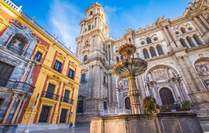 Rejse til Andalusien med Albatros Travel og se Episcopal Palace i Porto.