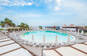 store pool og det omkringliggende soldæk på hotellet Esencia de Fuerteventura by Princess på Fuerteventura.