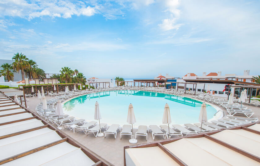 store pool og det omkringliggende soldæk på hotellet Esencia de Fuerteventura by Princess på Fuerteventura.