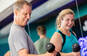 Mand og kvinde som træner med håndvægte i PureGym