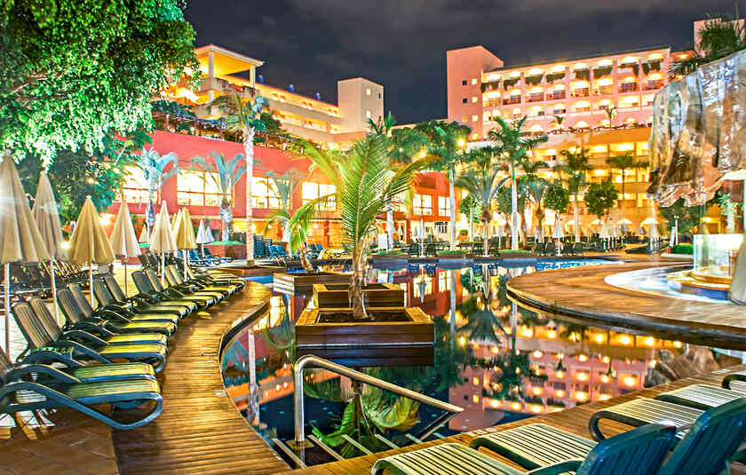 Poolområde på Hotel Best Jacaranda på Tenerife om aftenen.