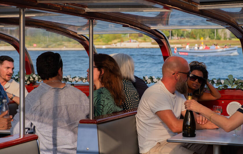 Mennesker på kanalrundfart i København