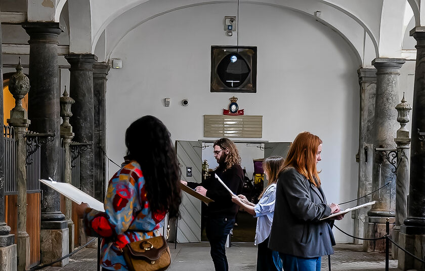 unge mennesker der tegner de kongelige heste i Staldene ved Christiansborg Slot