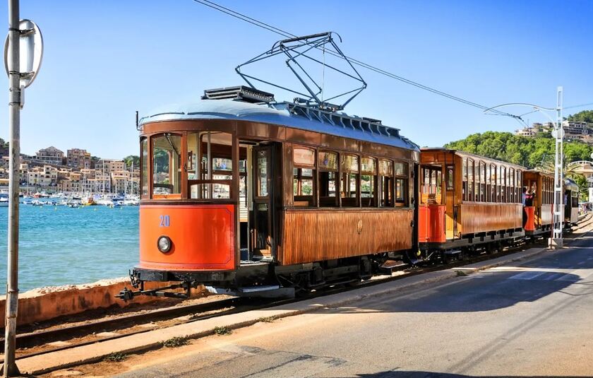 Den historiske sporvogn Tranvía de Sóller, som kører langs strandpromenaden i havnebyen Port de Sóller på Mallorca, Spanien.
