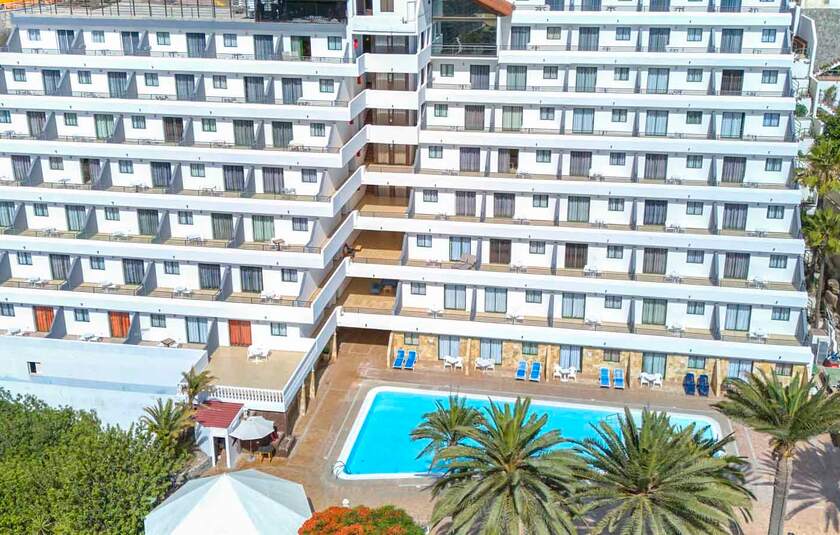 Hotel på Gran Canaria med poolområde, palmer og private balkoner.