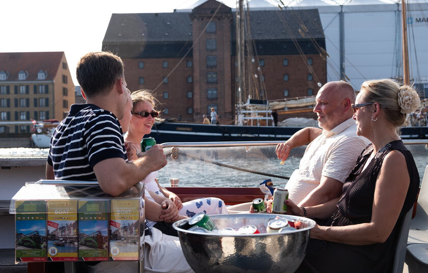 Familie på kanalrundfart, nyder sommeren og kolde drinks