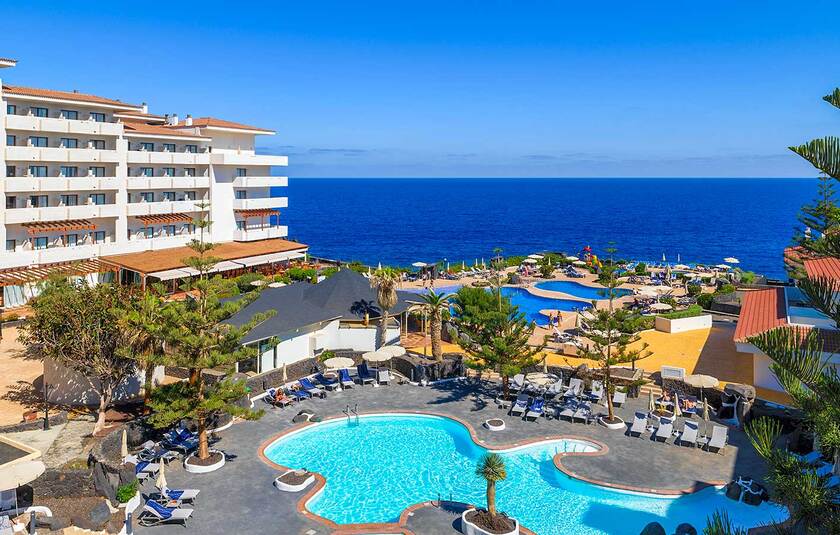 4-stjernede H10 Taburiente Playa på La Palma med poolområde og havudsigt.