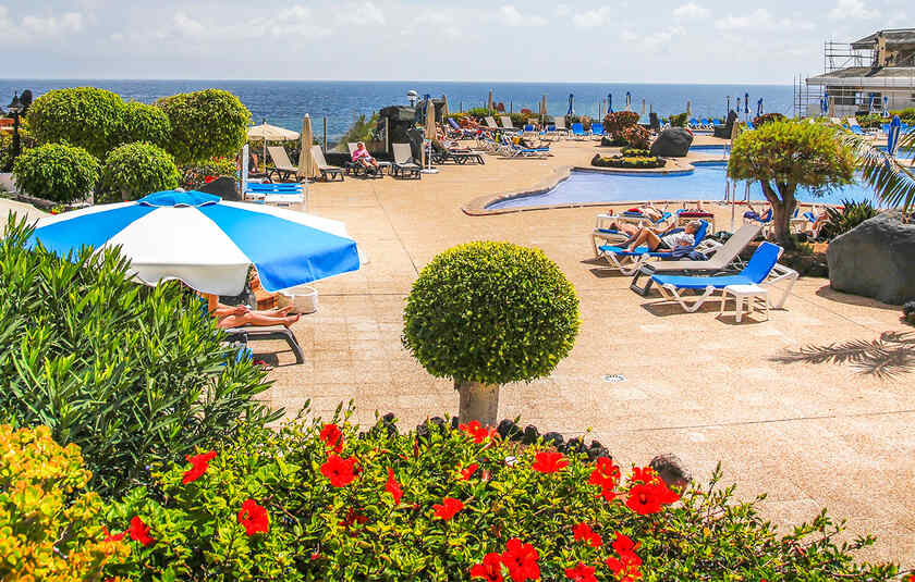Poolområdet på det firestjernede hotel H10 Taburiente Playa i Los Cancajos på La Palma.