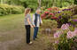 Besøgende betragter Nivaagaards blomsterhave