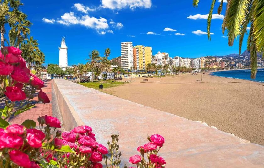 Rejse til Andalusien med Albatros Travel og oplev stranden Playa de La Malagueta i Malaga.