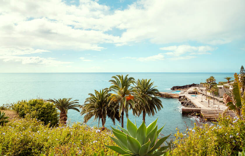 Den naturskønne kystlinje i Funchal på øen Madeira i Portugal.