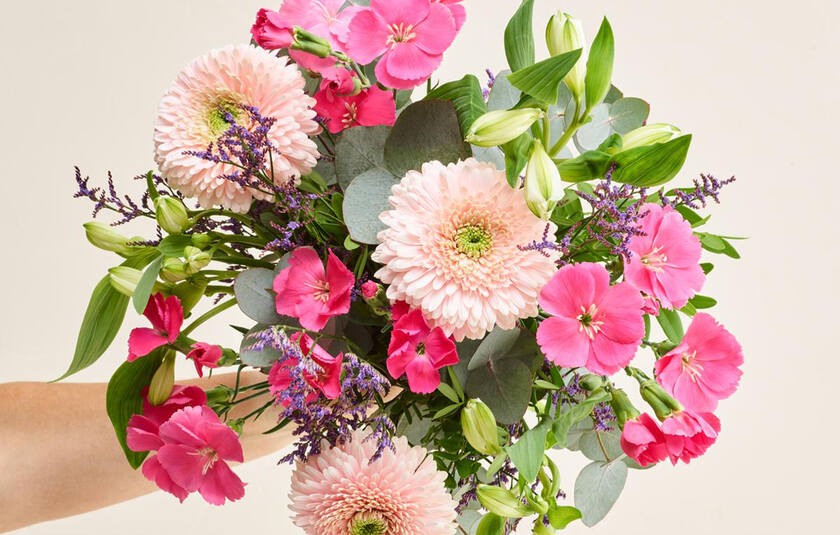 Blandet buket med lyserøde blomster fra Interflora