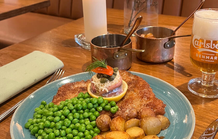 Weinerschnitzel fra Hotel Svanens hyggelige restaurant