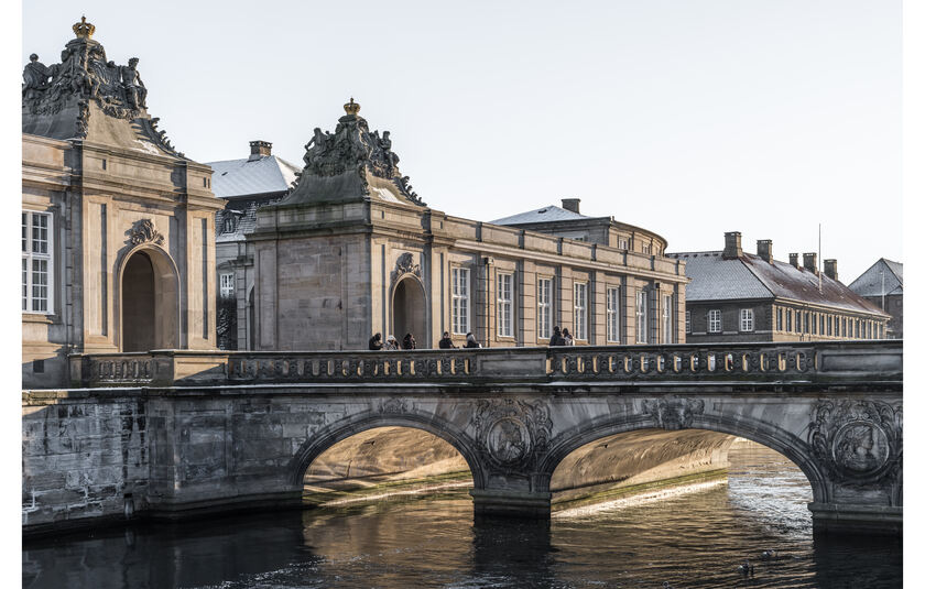 billede af broen over til Christiansborg slot i København