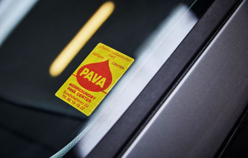 PAVA klistermærke siddende på bilrude