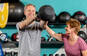 Mand får personlig træning af kvinde i PureGym