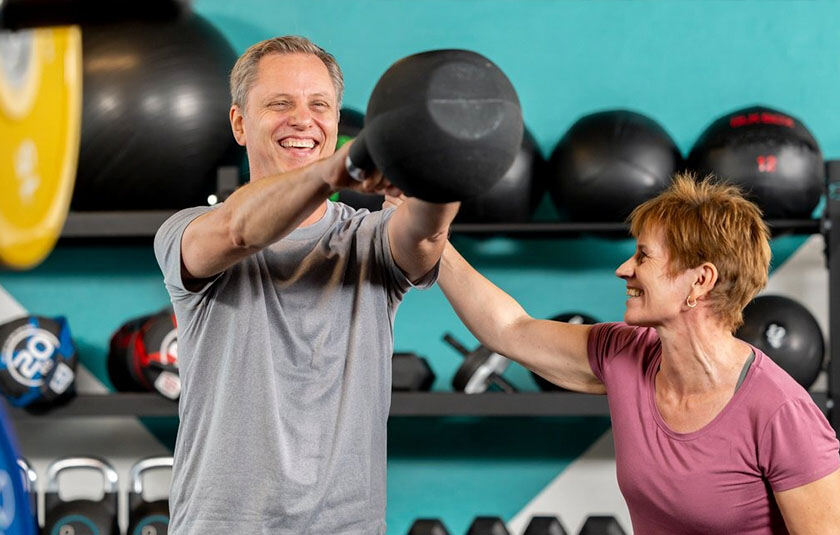 Mand får personlig træning af kvinde i PureGym