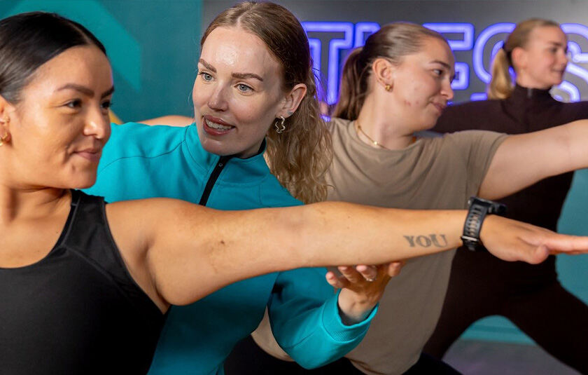 Holdtræning med træner som hjælper hos PureGym