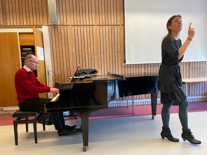  Rebecca Forsberg Svendsen synger og fortæller og Anders Forsberg Svendsen ledsager på klaver.