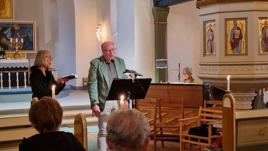 Margrit Skott og Lydia Riis fortæller og fortolker Genforeningens sange fra Højskolesangbogen (foto: Irene Dunker).
