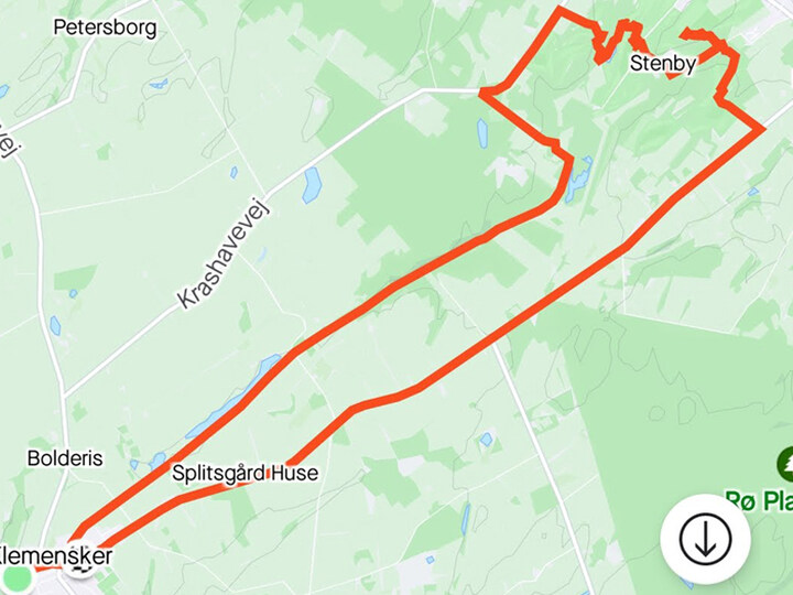 19. april 2023. Cykelgruppe Klemensker på tur. Så fik vi luftet både cyklerne og håret. Tak for den læ, vi fandt for vinden og et hyggeligt sted til vores kaffepause. 17,5 km blev det til (foto: Aksel Sonne)