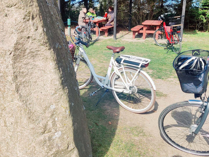 19. april 2023. Cykelgruppe Klemensker på tur. Så fik vi luftet både cyklerne og håret. Tak for den læ, vi fandt for vinden og et hyggeligt sted til vores kaffepause. 17,5 km blev det til (foto: Aksel Sonne)