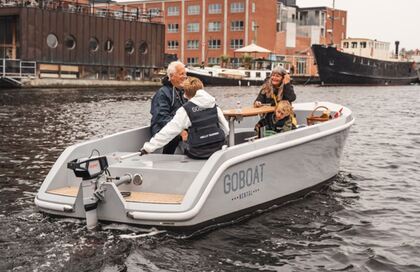 Bedsteforældre med børnebørn i GoBoat sejlende rundt i København