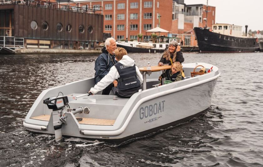 Bedsteforældre med børnebørn i GoBoat sejlende rundt i København