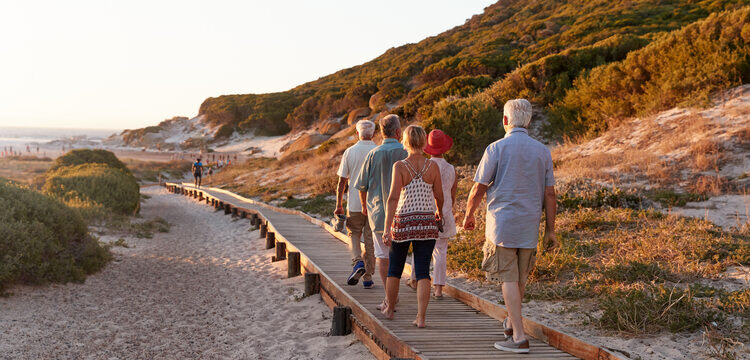 Seniorer p%C3%83%C2%A5 vandring ved stranden - ferie alene i f%C3%83%C2%A6llesskab for %C3%83%C2%A6ldre