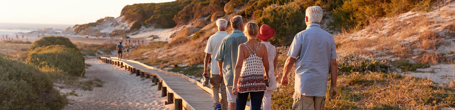 Seniorer p%C3%83%C2%A5 vandring ved stranden - ferie alene i f%C3%83%C2%A6llesskab for %C3%83%C2%A6ldre