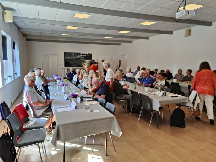 Så er mødedeltagerne så småt ved at være på plads. (Foto: Henning Kørvel).