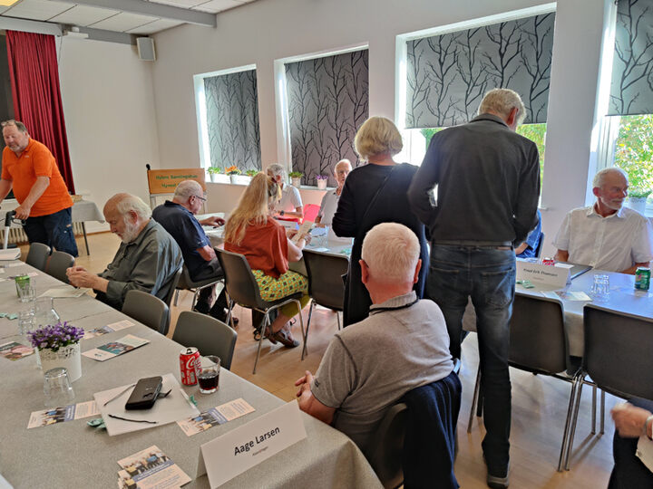 Mødedeltagerne i gang med at finde deres pladser. (Foto: Henning Kørvel).