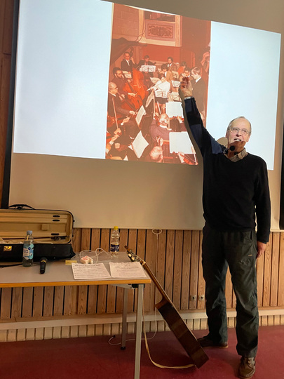 Fotografiet, som Hans Askou peger på, er fra Rønne Teater med adskillige kendte musikere. Lydia Riis sidder i midten med sin fløjte. (Foto: Margrit Skott).